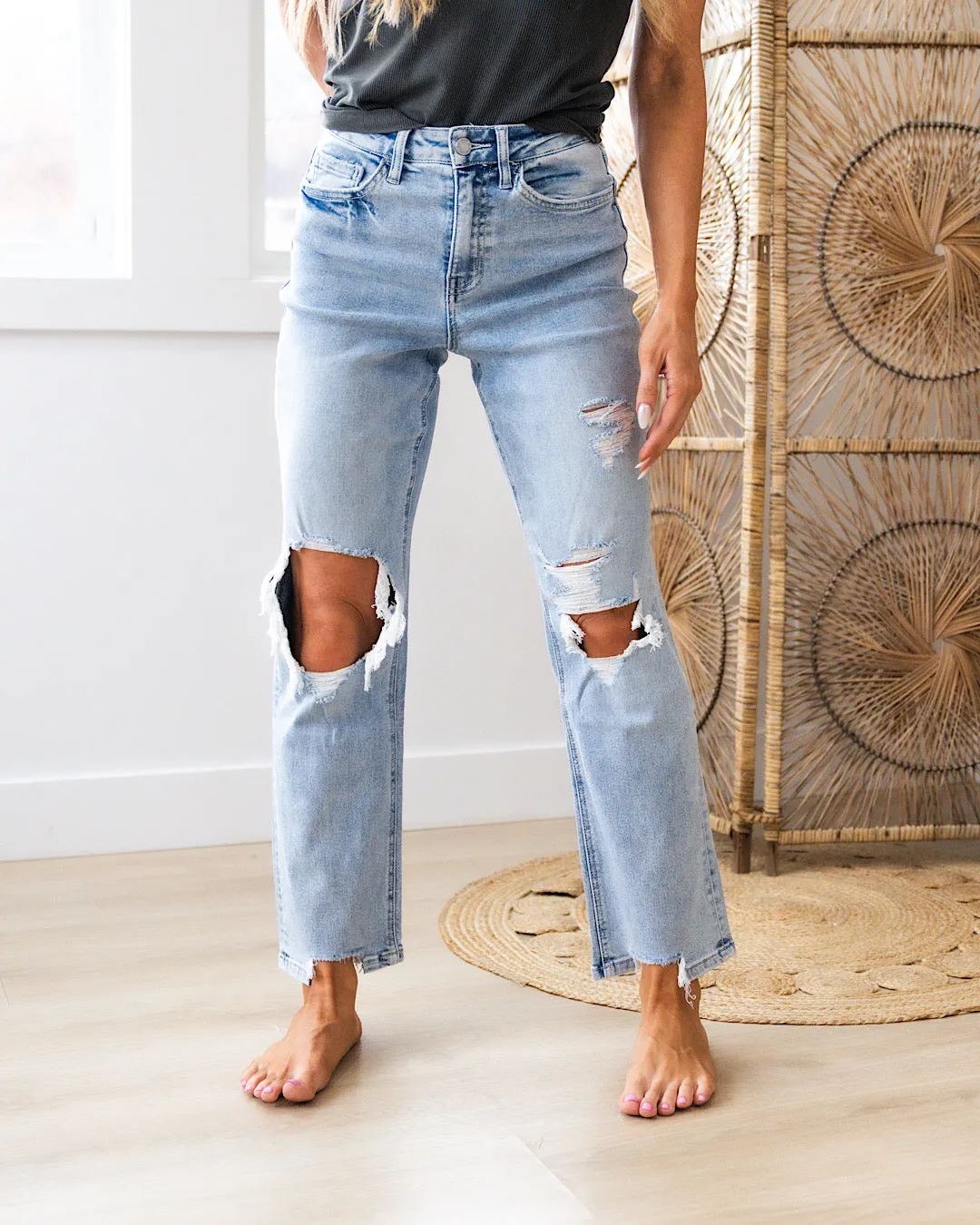 NEW! Vervet Chloe Distressed 90's Straight Jeans